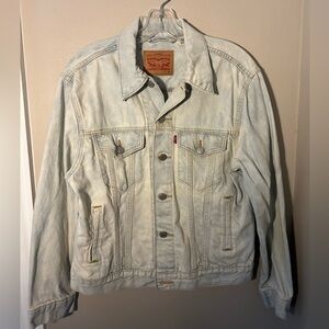 LEVIS LIGHT WASH DENIM JACKET WITH DELICATE FLORAL EMBROIDERY DESIGN ON BACK SM